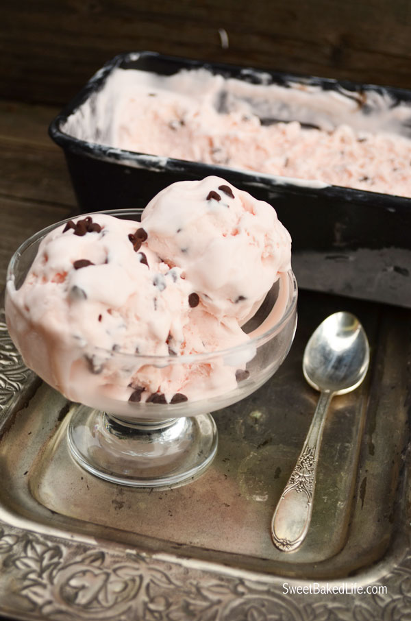 Peppermint Chip Ice Cream (no churn) | Sweet Baked LIfe